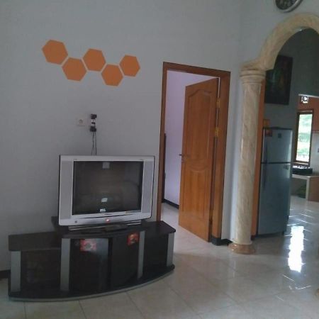 Villa Trijaya Batu  Exterior photo